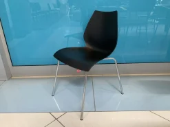 Sedia da cucina realizzata in plastica Maui di Kartell