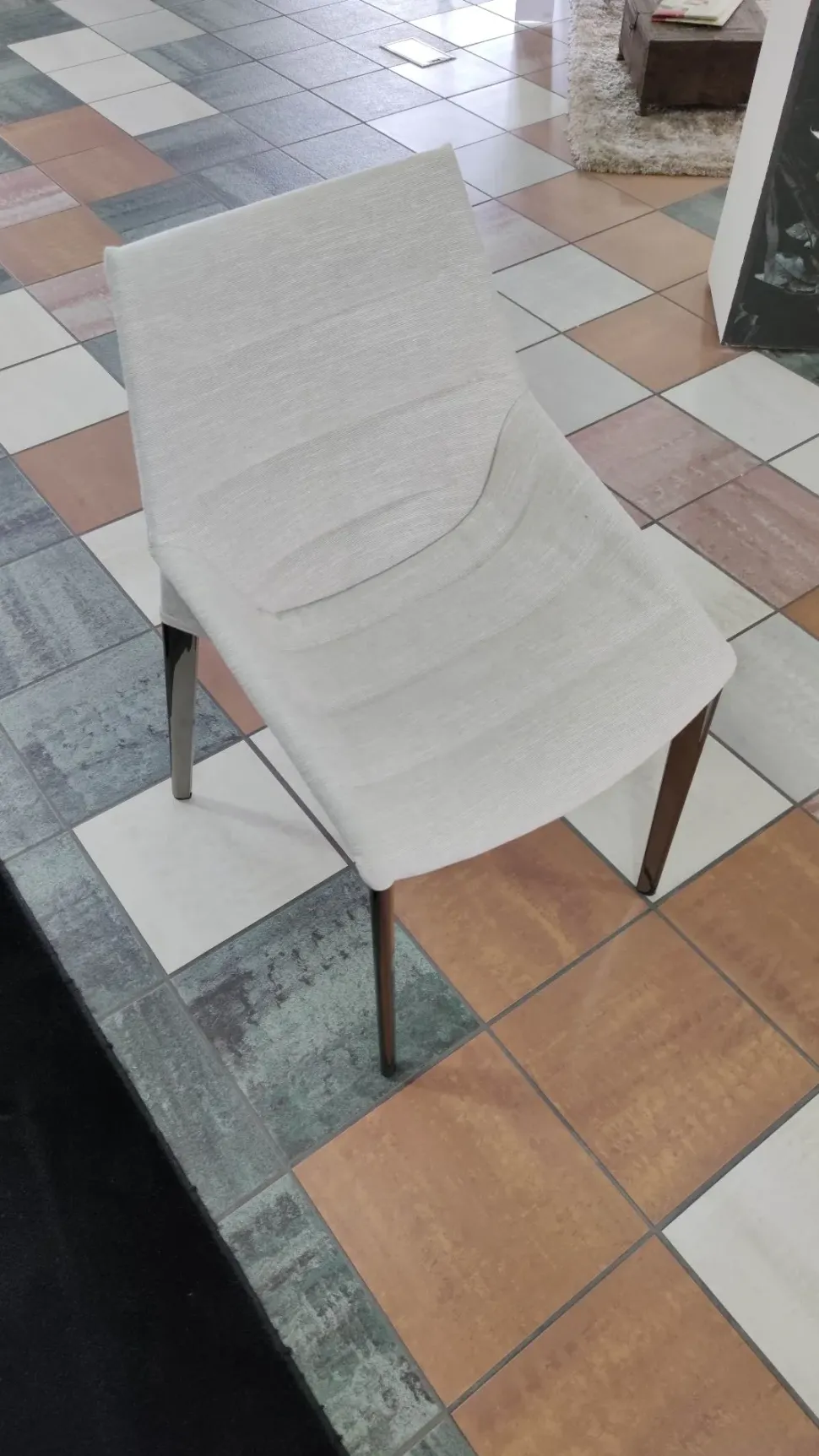 Sedia da soggiorno Outline Molteni & c SCONTATA del 32%. Per un arredamento moderno ed elegante.