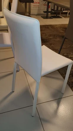 Sedia First da soggiorno realizzata in ecopelle scontata del 68%