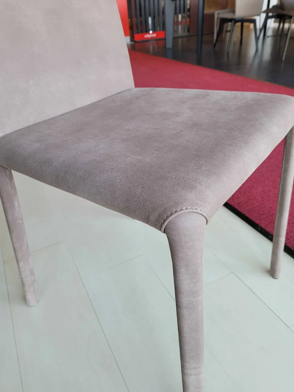 Sedia in pelle con schienale medio Lunette atelier scontata