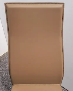 Sedia Kaori da soggiorno realizzata in cuoio scontata del 36%