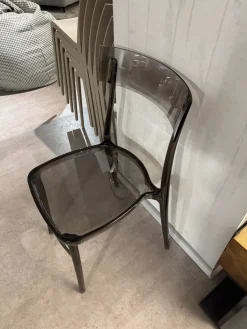 Sedia Milano da soggiorno realizzata in plastica scontata del 30%