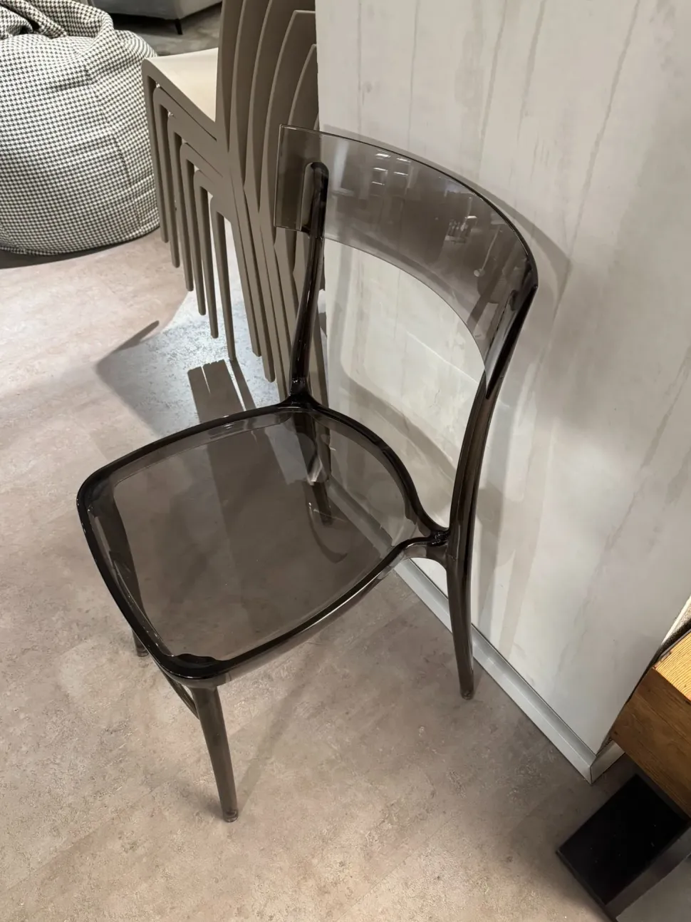 Sedia Milano da soggiorno realizzata in plastica scontata del 30%