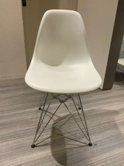 Sedia modello Eames plastic chairs dsr a marchio Molteni & c scontata del 30%