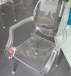 Sedia modello Louis ghost a marchio Kartell scontata del 21%