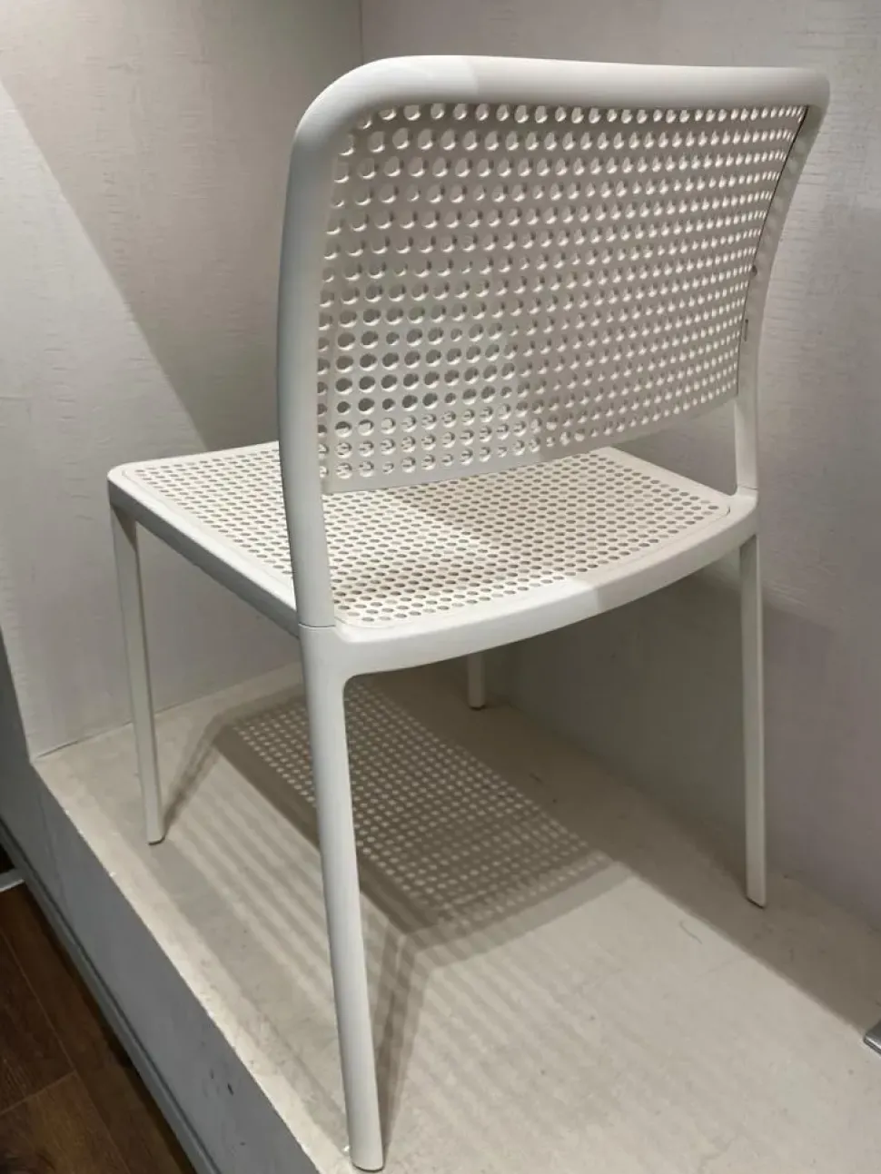 Sedia senza braccioli Audrey bianca Kartell a prezzo Outlet