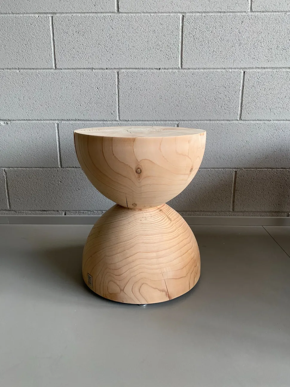 Sgabello con base centrale Clessidra Riva 1920 con forte sconto affrettati