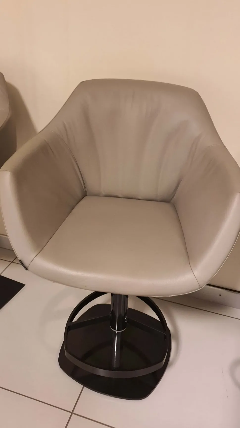 Sgabello con base centrale Piquet Ozzio a prezzi outlet