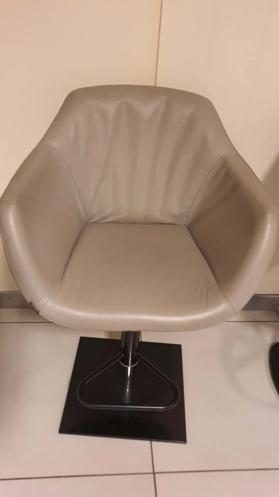 Sgabello con base centrale Nemo Ozzio con forte sconto