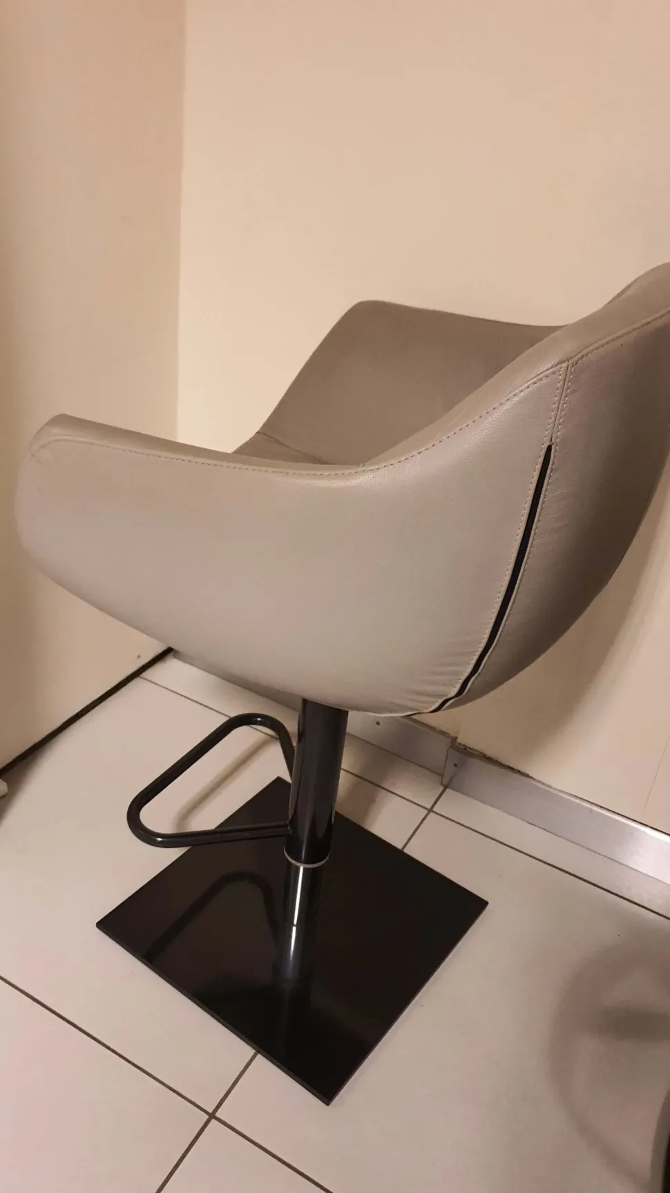 Sgabello con base centrale Nemo Ozzio con forte sconto