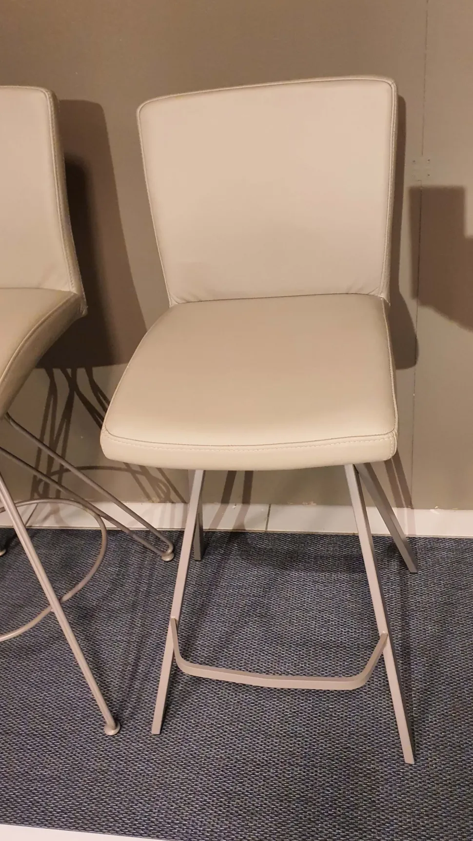 Sgabello da soggiorno Etienne Ozzio a prezzo scontato