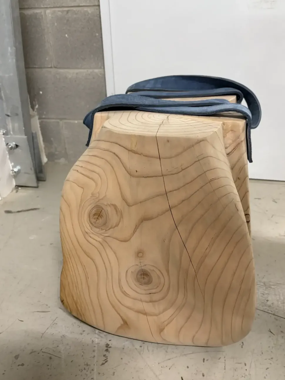 Sgabello Mondana Riva 1920 con base centrale a prezzo scontato