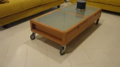 Tavolino a quattro cassetti e ruote con particolari in vetro scontato del -60%