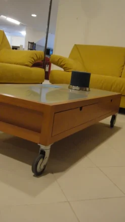 Tavolino a quattro cassetti e ruote con particolari in vetro scontato del -60%