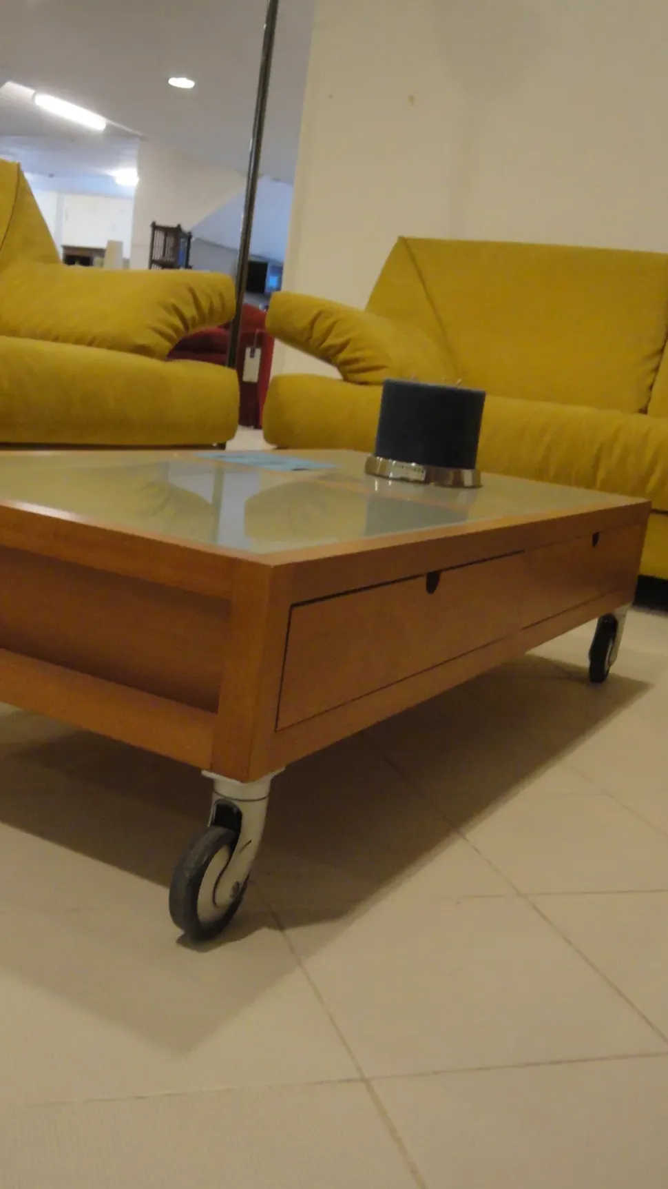 Tavolino a quattro cassetti e ruote con particolari in vetro scontato del -60%