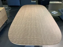 Tavolo con piano in legno sagomato di Sigerico a PREZZO OUTLET