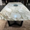Tavolo con piano in marmo sagomato di Poliform a PREZZO OUTLET