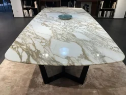 Tavolo con piano in marmo sagomato di Poliform a PREZZO OUTLET