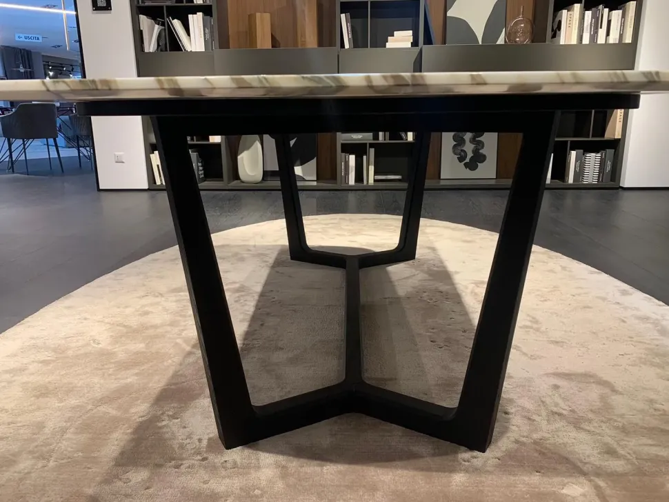 Tavolo con piano in marmo sagomato di Poliform a PREZZO OUTLET