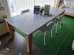 Tavolo con piano in pietra rettangolare di Gervasoni a PREZZO OUTLET