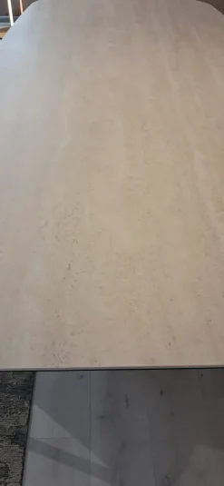 Tavolo in ceramica sagomato Skorpio  Cattelan italia in offerta outlet