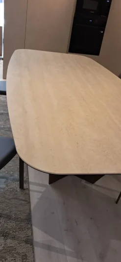 Tavolo in ceramica sagomato Skorpio  Cattelan italia in offerta outlet