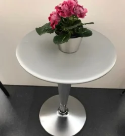 Tavolo in metallo rotondo Bombo table grigio argento magis Magis a prezzo scontato