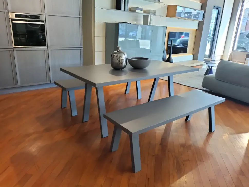 Tavolo Newport di Stosa scontato del 50%