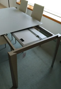 Tavolo rettangolare a quattro gambe Tavolo chef piano cristallo opaco antigraffio Bontempi scontato