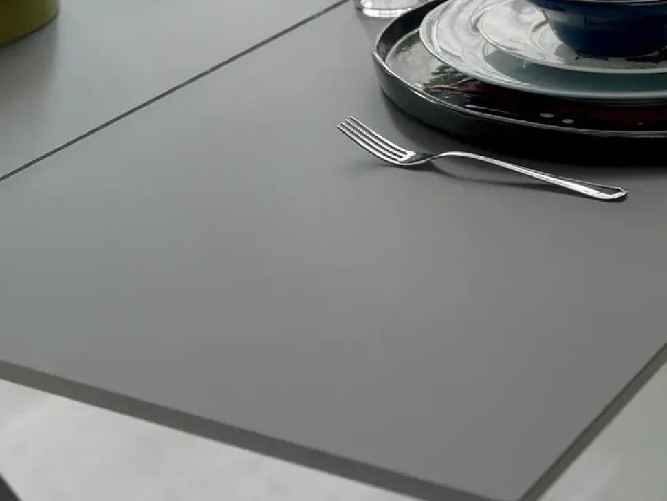 Tavolo rettangolare con basamento centrale Eliot Cattelan scontato