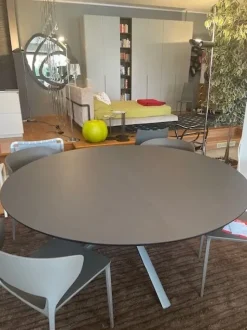 Tavolo rotondo Oops Kristalia scontato del 37%