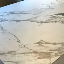 Tavolo sagomato in ceramica Cameo di Calligaris in Offerta Outlet