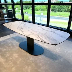 Tavolo sagomato in ceramica Cameo di Calligaris in Offerta Outlet