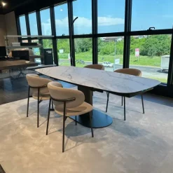 Tavolo sagomato in ceramica Cameo di Calligaris in Offerta Outlet