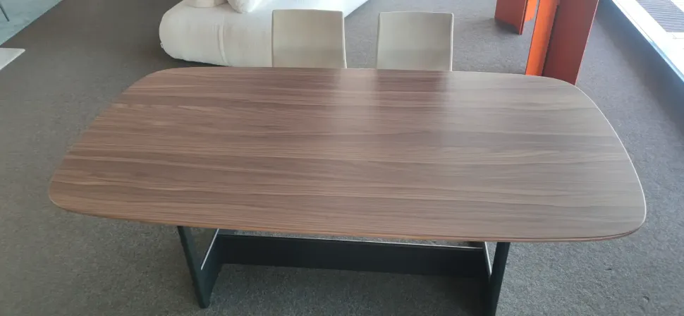 Tavolo sagomato in legno Canvas table di Bonaldo in Offerta Outlet