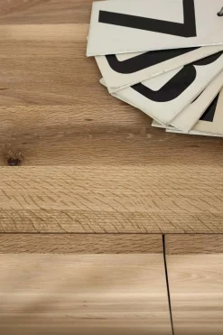 Unika b di Devina Nais: Madia moderna in Offerta Outlet.