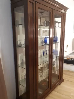 Vetrina Prestige in noce massiccio, 2 ante, stile classico. Prezzi vantaggiosi!